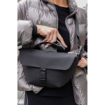 Borsa a tracolla urbana in materiale riciclato con cinghia regolabile color nero vista ambiente 3