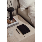 Taccuino in pelle riciclata con design elegante A5 a righe color nero vista ambiente