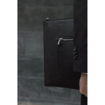 Custodia riciclata per PC con design elegante e accesso rapido 16” color nero vista ambiente 3