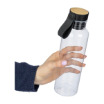 Borraccia in RPET con dettaglio in bambù e cordino sul tappo da 750ml seconda vista