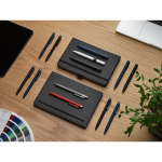 Penna elegante in metallo 60% riciclato con clip e inchiostro blu vista ambiente