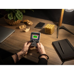 Console portatile per videogiochi con 256 classici di azione e sport vista ambiente