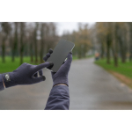 Guanti in poliestere riciclato rPET con punte touch per smartphone vista ambiente