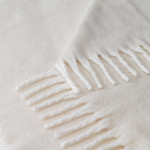 Coperta in poliestere riciclato effetto morbido tipo mohair 300g/m2 color beige quinta vista