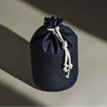 Beauty case cilindrico in tessuto jeans con chiusura a cordino color blu alice vista dettaglio 2