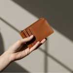 Portamonete e portatessere con zip in similpelle color marrone sesta vista