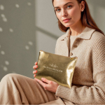 Pochette compatto in PU con finitura dorata e zip coordinata color oro quarta vista