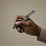 Penna in metallo con elegante astuccio in similpelle e inchiostro blu color nero vista dettaglio 4