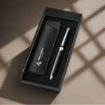 Penna in metallo con elegante astuccio in similpelle e inchiostro blu color nero vista dettaglio 3