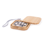 Set di cavi con diversi connettori in custodia da trasporto in bambù color legno prima vista