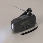 Radio portatile solare con torcia e power bank di emergenza vista ambiente