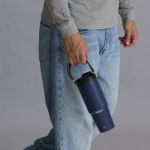 Bicchiere termico in acciaio inox riciclato con manico coordinato 900ml