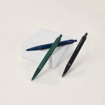 Penna a scatto in alluminio con finitura gommata e inchiostro blu vista ambiente