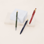 Penna touch in alluminio con pulsante in bambù e inchiostro blu vista ambiente
