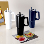 Tazza termica in acciaio inox con manico per il trasporto 870 ml vista ambiente