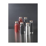 Borraccia in acciaio inox a parete singola con tappo in bambù 550ml immagine stile di vita