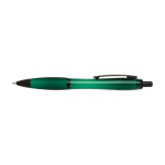 Penna in plastica riciclata con dettagli neri inchiostro nero color verde seconda vista frontale