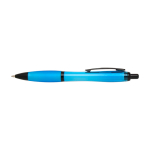 Penna in plastica riciclata con dettagli neri inchiostro nero color azzurro pastello seconda vista frontale