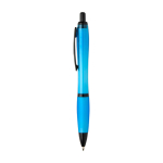 Penna in plastica riciclata con dettagli neri inchiostro nero color azzurro pastello vista laterale