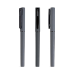 Roller riciclato con corpo gommato e scrittura fluida inchiostro nero color grigio scuro