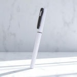 Roller riciclato con corpo gommato e scrittura fluida inchiostro nero vue d'ambiance