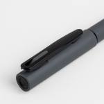 Roller riciclato con corpo gommato e scrittura fluida inchiostro nero