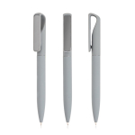 Penna nera con finitura gommata e clip metallico effetto specchio color grigio chiaro