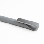 Penna nera con finitura gommata e clip metallico effetto specchio
