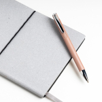 Penna in alluminio a scatto con dettagli argentati inchiostro blu color oro rosa vue d'ambiance