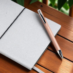 Penna in alluminio a scatto con dettagli argentati inchiostro blu vue d'ambiance