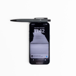 Penna in alluminio a scatto con dettagli argentati inchiostro blu vue d'ambiance