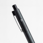 Penna in alluminio a scatto con dettagli argentati inchiostro blu