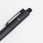 Penna in alluminio a scatto con dettagli argentati inchiostro blu vue 1