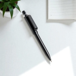 Penna in ABS riciclato con meccanismo a scatto con inchiostro blu color nero vue d'ambiance