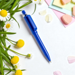 Penna in ABS riciclato con meccanismo a scatto con inchiostro blu vue d'ambiance