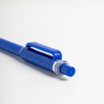 Penna in ABS riciclato con meccanismo a scatto con inchiostro blu