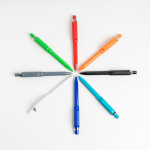 Penna in ABS riciclato con meccanismo a scatto con inchiostro blu vue d'ambiance