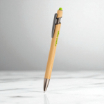 Penna in bambù con punta touch e dettagli metallici con inchiostro blu color verde chiaro  vue d'ambiance