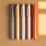 Penna ecologica con clip integrato e rilievo a righe inchiostro nero vue d'ambiance