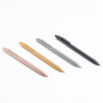 Penna ecologica con clip integrato e rilievo a righe inchiostro nero vue avec plusieurs couleurs