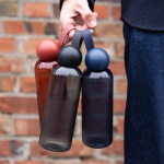 Borraccia di plastica monocromatica con tappo tondo e manico 600 ml color blu mare settima vista