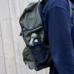 Borraccia di plastica monocromatica con tappo tondo e manico 600 ml color verde oliva sesta vista