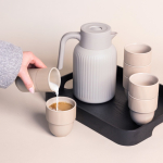 Caraffa termica con design a righe verticali caratteristiche 1,5 l color beige seconda vista