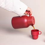 Caraffa termica con design a righe verticali caratteristiche 1,5 l color rosso scuro seconda vista