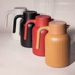 Caraffa termica con design a righe verticali caratteristiche 1,5 l color rosso scuro terza vista