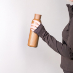 Borraccia termica in acciaio riciclato con tappo a pressione 500 ml color marrone quarta vista