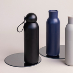 Bottiglia termica in acciaio con tappo tondo e manico 500 ml color nero quarta vista