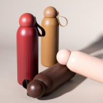 Bottiglia termica in acciaio con tappo tondo e manico 500 ml color rosso scuro quinta vista