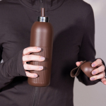 Bottiglia termica in acciaio con tappo tondo e manico 500 ml color marrone scuro seconda vista