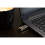 USB su misura in metallo con cappuccio di chiusura prodotta in UE color argento  vista natura